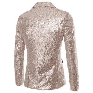 Vista detallada de la espalda de una elegante chaqueta blazer de lentejuelas para hombre.