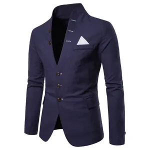 Détail de blazer homme à col mao avec design unique de boutons et pochette.