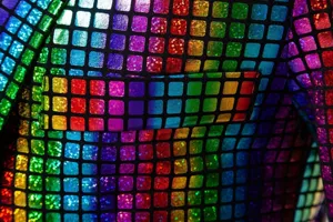 Vue en gros plan détaillée du tissu scintillant coloré et de la poche de ce blazer.