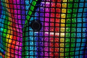 Détail de tissu de blazer à sequins grille colorée pour hommes, veste de fête chic.