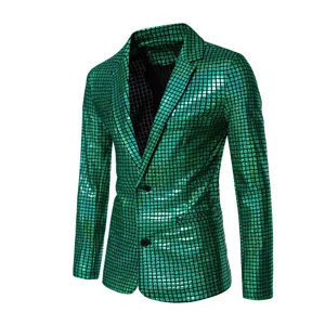 Vue détaillée du blazer à sequins verts à motif quadrillé, col à revers et boutons.