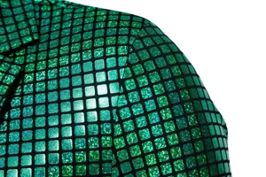 Gros plan du tissu de blazer à sequins verts brillants pour hommes, idéal pour les fêtes.