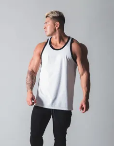 Herren Fitness weißes Tanktop mit schwarzem Rand, sportliches ärmelloses Workout Shirt.