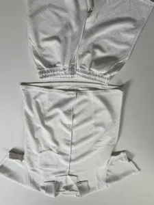 Vue détaillée de l'ensemble été homme chemise manches courtes texturée blanche et short.