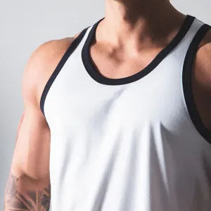 Detailaufnahme eines weißen Herren Fitness Unterhemdes mit schwarzem Kontrastbesatz.