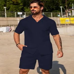 Ensemble de vacances deux pièces pour homme chemise manches courtes et short bleu.