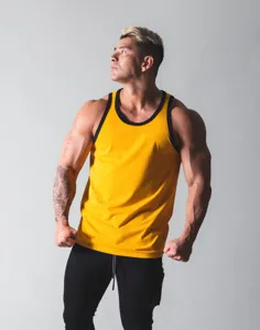 Detailansicht des athletischen Fitness-Tanktops für Herren in Gelb mit schwarzem Rand.