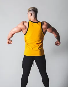 Herren Fitness Tanktop Racerback, gelb mit schwarzem Rand für Sport, Training und Freizeit.
