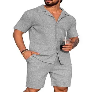 Ensemble d'été pour homme chemise texturée à manches courtes et short décontracté.