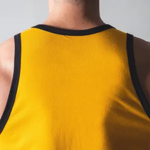 Detailansicht eines gelben Herren-Baumwoll-Tanktops mit kontrastierendem schwarzem Besatz.