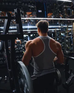 Detailansicht des grauen Herren Sportunterhemdes für Fitness und intensives Training.