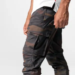 Vue détaillée de pantalon cargo camouflage homme avec poches latérales et finitions resserrées.