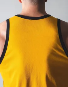Nahaufnahme der Rückseite eines gelben Herren-Tanktops mit schwarzem Saum im Detail.