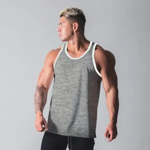 Detailansicht des Herren Fitness Tanktops mit kontrastierenden weißen Rändern und weichem Strickstoff.