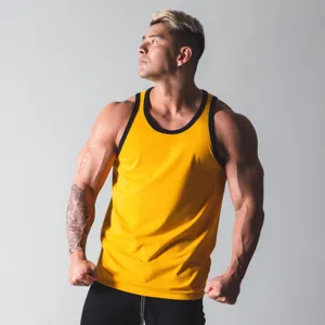 Detailansicht des sportlichen Herren-Tanktops in leuchtendem Gelb mit kontrastierendem Rand.