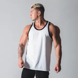 Nahaufnahme des Fitness-Trägershirts für Herren mit schwarzem Saum und atmungsaktivem Stoff.