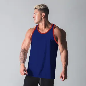 Herren Fitness Tanktop Detailansicht in Blau mit rotem Saum für Sport und Training.