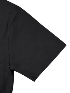 Vista detallada del puño de una camisa casual transpirable de lino negro para verano.