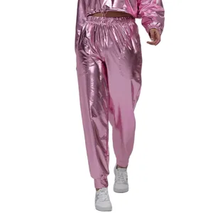 Glanzende metallisch roze joggerbroek en crop top set voor dames, stijlvolle outfit voor feestjes.