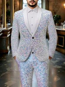 Dettagli del completo con paillettes iridescenti e pantaloni coordinati per feste.