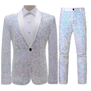 Dettagli del set completo giacca e pantaloni da uomo con paillettes iridescenti.