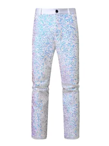 Vista dettagliata dei pantaloni da uomo con paillettes iridescenti e vestibilità slim.