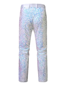 Dettaglio pantaloni con paillettes iridescenti da uomo, vestibilita slim da palco.