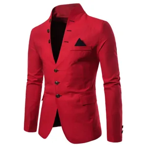 Détail du blazer décontracté rouge pour homme avec col officier et boutons multiples uniques.