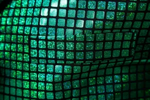 Vue en gros plan de la texture brillante du tissu à carreaux verts et des détails de poche de veste.