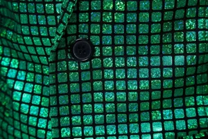 Détail de tissu de blazer à grille dorée verte pour homme mode de fête et club.