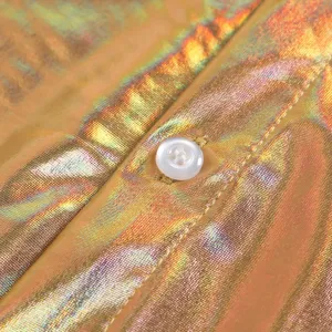 Gros plan détaillé du tissu de chemise disco métallique brillant avec un bouton avant.