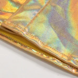 Gros plan d'un tissu holographique brillant métallisé avec des coutures fines pour chemise disco.