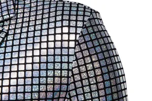 Détail de veste de blazer pour homme à carreaux métalliques brillants, tenue de fête.