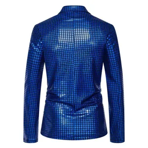 Vue de détail du blazer homme bleu à carreaux pailletés, veste de fête stylée.