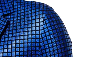 Détail montrant la texture du tissu à grille bleue et le col revers pour veste de costume homme.