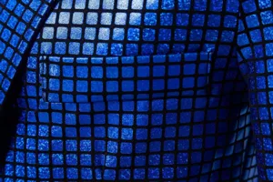 Détail de blazer pour homme à carreaux bleus bronzés, idéal pour soirées et fêtes.
