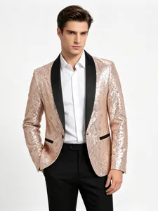 Detalle en primer plano de la chaqueta de lentejuelas en oro rosa con solapa chal negra.