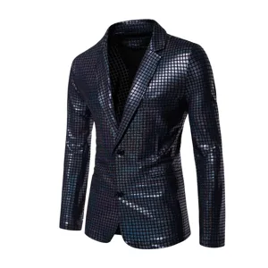 Détail de veste blazer à carreaux métalliques brillants pour hommes, style de fête.
