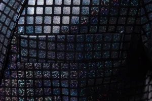 Détail de tissu de blazer à carreaux métalliques pour hommes, veste de fête stylée.