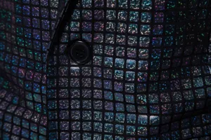 Gros plan détaillé du tissu brillant pour costume d'homme avec un joli motif à carreaux.