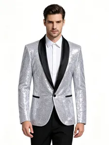 Detalle cercano de la elegante chaqueta de lentejuelas plateadas con solapa chal negra.
