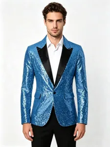 Detailansicht des stilvollen blauen Pailletten-Blazers mit klassischen schwarzen Revers.