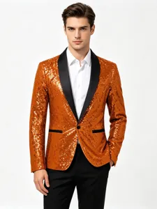 Detalle de la chaqueta de lentejuelas naranja para hombre con cuello chal negro elegante.