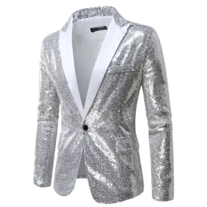 Gros plan détaillé du blazer homme à sequins argentés brillants avec un beau revers blanc.