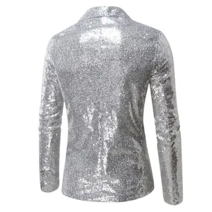 Vista detallada de la espalda de una chaqueta de lentejuelas plateadas para hombre.