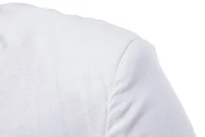 Gros plan détail du tissu blazer blanc décontracté pour homme et texture d'épaule.