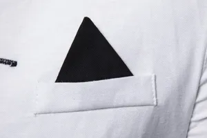 Detail de veste de costume homme montrant un design de poche contraste élégant et moderne.