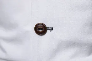 Gros plan sur le tissu de costume d'homme et le détail de bouton marron vintage