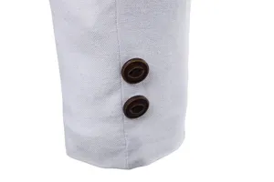 Gros plan sur le poignet de la manche d'un blazer homme avec de beaux boutons élégants.