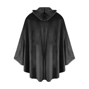 Vista dettagliata del mantello nero con cappuccio, mostrando il drappeggio e lo stile.